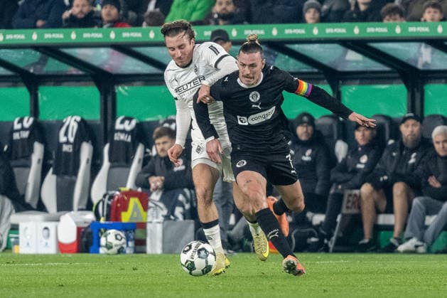 02.12.2025, Fussball: DFB Pokal, Saison 2025 2026, Achtelfinale, Borussia Moenchengladbach vs. FC St. Pauli im Borussia Park in Moenchengladbach. Zweikampf zwischen Rocco Reitz (Borussia Monechengladbach, 27) und Jackson Irvine (FC St. Pauli, 07). Wichtiger Hinweis: Gemaess den Vorgaben der DFL Deutsche Fussball Liga bzw. des DFB Deutscher Fussball-Bund ist es untersagt, in dem Stadion und oder vom Spiel angefertigte Fotoaufnahmen in Form von Sequenzbildern und oder videoaehnlichen Fotostrecken zu verwerten bzw. verwerten zu lassen. Foto: Kirchner-Media Thomas Haesler Copyright: xKirchner-Media ThomasxHaeslerx