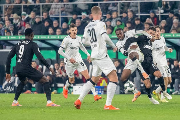 02.12.2025, Fussball: DFB Pokal, Saison 2025 2026, Achtelfinale, Borussia Moenchengladbach vs. FC St. Pauli im Borussia Park in Moenchengladbach. Zweikampf zwischen Charles Herrmann (Borussia Moenchengladbach, 34) und Danel Sinani (FC St. Pauli, 10). Wichtiger Hinweis: Gemaess den Vorgaben der DFL Deutsche Fussball Liga bzw. des DFB Deutscher Fussball-Bund ist es untersagt, in dem Stadion und oder vom Spiel angefertigte Fotoaufnahmen in Form von Sequenzbildern und oder videoaehnlichen Fotostrecken zu verwerten bzw. verwerten zu lassen. Foto: Kirchner-Media Thomas Haesler Copyright: xKirchner-Media ThomasxHaeslerx