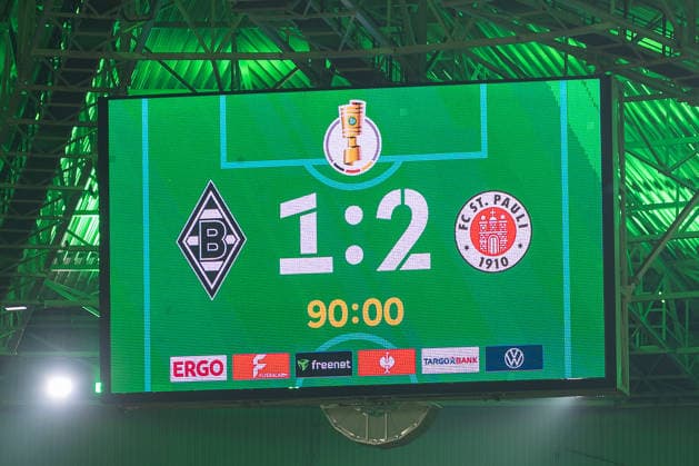 02.12.2025, Fussball: DFB Pokal, Saison 2025 2026, Achtelfinale, Borussia Moenchengladbach vs. FC St. Pauli im Borussia Park in Moenchengladbach. Die Borussen scheiden mit 2:1 aus dem Pokal aus. Wichtiger Hinweis: Gemaess den Vorgaben der DFL Deutsche Fussball Liga bzw. des DFB Deutscher Fussball-Bund ist es untersagt, in dem Stadion und oder vom Spiel angefertigte Fotoaufnahmen in Form von Sequenzbildern und oder videoaehnlichen Fotostrecken zu verwerten bzw. verwerten zu lassen. Foto: Kirchner-Media Thomas Haesler Copyright: xKirchner-Media ThomasxHaeslerx