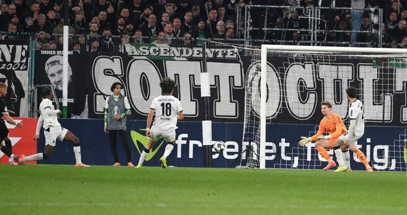 Louis Oppie (FC St. Pauli), li., erzielt gegen Torwart Moritz Nicolas (Borussia Moenchengladbach) das Tor zum 1:2 02.12.2025, Fussball DFB Pokal, Saison 2025 2026, Achtelfinale, Borussia Mönchengladbach - FC St. Pauli DFB regulations prohibit any use of photographs as image sequences and or quasi-video Moenchengladbach Borussia Park Nordrhein Westfalen Deutschland