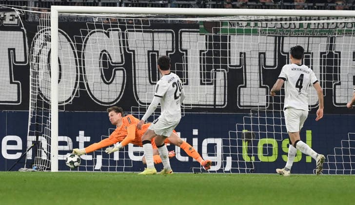 Louis Oppie (FC St. Pauli), nicht auf dem Bild, erzielt gegen Torwart Moritz Nicolas (Borussia Moenchengladbach) das Tor zum 1:2 02.12.2025, Fussball DFB Pokal, Saison 2025 2026, Achtelfinale, Borussia Mönchengladbach - FC St. Pauli DFB regulations prohibit any use of photographs as image sequences and or quasi-video Moenchengladbach Borussia Park Nordrhein Westfalen Deutschland