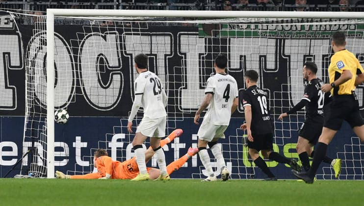 Louis Oppie (FC St. Pauli), nicht auf dem Bild, erzielt gegen Torwart Moritz Nicolas (Borussia Moenchengladbach) das Tor zum 1:2 02.12.2025, Fussball DFB Pokal, Saison 2025 2026, Achtelfinale, Borussia Mönchengladbach - FC St. Pauli DFB regulations prohibit any use of photographs as image sequences and or quasi-video Moenchengladbach Borussia Park Nordrhein Westfalen Deutschland