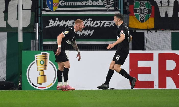 Jubel 1:2 Louis Oppie (FC St. Pauli), Martijn Kaars (FC St.Pauli), v.li. 02.12.2025, Fussball DFB Pokal, Saison 2025 2026, Achtelfinale, Borussia Mönchengladbach - FC St. Pauli DFB regulations prohibit any use of photographs as image sequences and or quasi-video Moenchengladbach Borussia Park Nordrhein Westfalen Deutschland