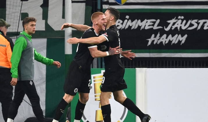 Jubel 1:2 Louis Oppie (FC St. Pauli), Martijn Kaars (FC St.Pauli), v.li. 02.12.2025, Fussball DFB Pokal, Saison 2025 2026, Achtelfinale, Borussia Mönchengladbach - FC St. Pauli DFB regulations prohibit any use of photographs as image sequences and or quasi-video Moenchengladbach Borussia Park Nordrhein Westfalen Deutschland