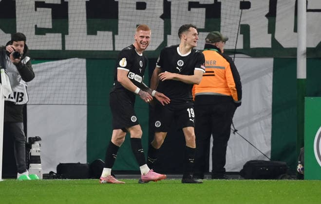 Jubel 1:2 Louis Oppie (FC St. Pauli), Martijn Kaars (FC St.Pauli), v.li. 02.12.2025, Fussball DFB Pokal, Saison 2025 2026, Achtelfinale, Borussia Mönchengladbach - FC St. Pauli DFB regulations prohibit any use of photographs as image sequences and or quasi-video Moenchengladbach Borussia Park Nordrhein Westfalen Deutschland