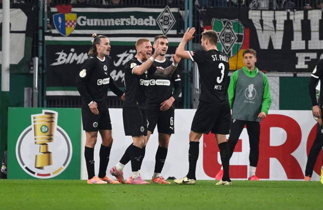 Jubel 1:2, v.li., Jackson Irvine (FC St. Pauli), Louis Oppie (FC St. Pauli), James Sands (FC St. Pauli), Karol Mets (FC St. Pauli) 02.12.2025, Fussball DFB Pokal, Saison 2025 2026, Achtelfinale, Borussia Mönchengladbach - FC St. Pauli DFB regulations prohibit any use of photographs as image sequences and or quasi-video Moenchengladbach Borussia Park Nordrhein Westfalen Deutschland