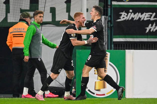 Louis Oppie (Pauli 23) jubelt nach dem Tor zum 1:2 mit Martijn Kaars (Pauli 19) 02.12.2025 Fussball Borussia Moenchengladbach vs FC St. Pauli, Borussia-Park, Moenchengladbach, DFB DFL REGULATIONS PROHIBIT ANY USE OF PHOTOGRAPHS AS IMAGE SEQUENCES AND OR QUASI-VIDEO
