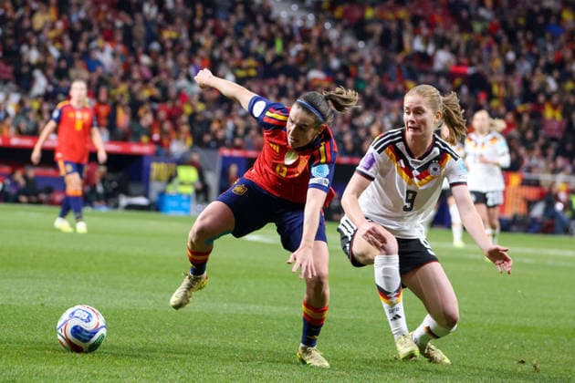 Madrid, Deutschland 02. Dezember 2025: UEFA Nations League Women - Finale Rückrunde - 2025 - Spanien vs. Deutschland Im Bild: v.li. im Zweikampf Mariona Caldentey (Spanien) und Sjoeke Nüsken Nuesklen (Deutschland) Riyadh Air Metropolitano Copyright: xFotostandx xFantinix