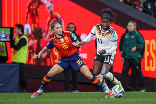 Madrid, Deutschland 02. Dezember 2025: UEFA Nations League Women - Finale Rückrunde - 2025 - Spanien vs. Deutschland Im Bild: v.li. im Zweikampf Mapi Leon (Spanien) und Nicole Anyomi (Deutschland) Riyadh Air Metropolitano Copyright: xFotostandx xFantinix