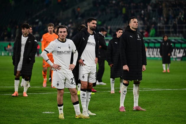 02.12.2025; Moenchengladbach; Fussball, Herren, Saison 2025 2026, DFB-Pokal, Achtelfinale Borussia Moenchengladbach vs. FC St. Pauli Enttaeuscht; Enttaeuschung bei den Gladbachern nach Spielende. v. li. Rocco Reitz (Gladbach), Tim Kleindienst (Gladbach), Haris Tabakovic (Gladbach) DFL regulations prohibit any use of photographs as image sequences and or quasi-video. Borussia-Park NRW Deutschland