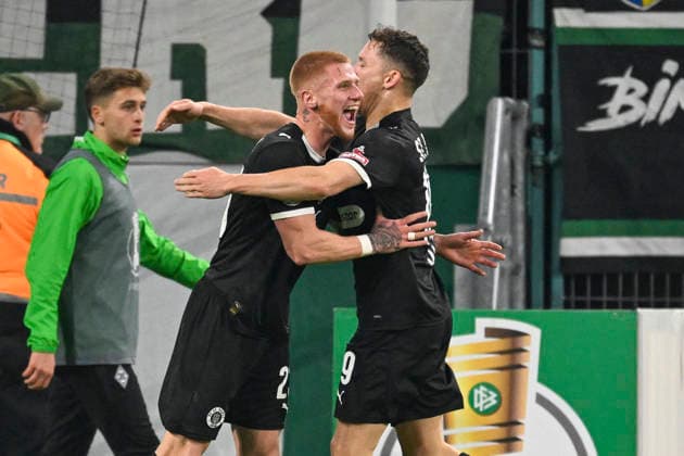 Louis Oppie (Pauli 23) jubelt nach dem Tor zum 1:2 mit Martijn Kaars (Pauli 19) 02.12.2025 Fussball Borussia Moenchengladbach vs FC St. Pauli, Borussia-Park, Moenchengladbach, DFB DFL REGULATIONS PROHIBIT ANY USE OF PHOTOGRAPHS AS IMAGE SEQUENCES AND OR QUASI-VIDEO