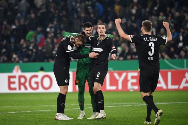 Paulis Spieler feiern nach dem Abpfiff den Sieg 02.12.2025, Fussball DFB Pokal, Saison 2025 2026, Achtelfinale, Borussia Mönchengladbach - FC St. Pauli DFB regulations prohibit any use of photographs as image sequences and or quasi-video Moenchengladbach Borussia Park Nordrhein Westfalen Deutschland