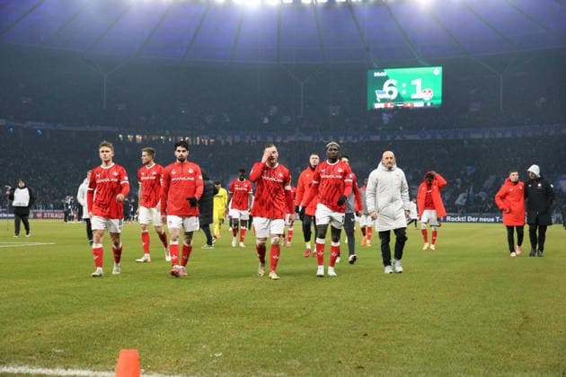 02.12.2025, xrekx, Fussball DFB Pokal 1 8 Finale, Hertha BSC Berlin - 1.FC Kaiserslautern v.l. Spielende FC Kaiserslautern geht zu den Fans Marlon Ritter (1.FC Kaiserslautern)kltr Afeez Aremu (1.FC Kaiserslautern) (DFL DFB REGULATIONS PROHIBIT ANY USE OF PHOTOGRAPHS as IMAGE SEQUENCES and or QUASI-VIDEO) Berlin