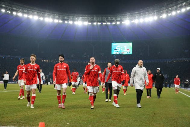 02.12.2025, xrekx, Fussball DFB Pokal 1 8 Finale, Hertha BSC Berlin - 1.FC Kaiserslautern v.l. Spielende FC Kaiserslautern geht zu den Fans (DFL DFB REGULATIONS PROHIBIT ANY USE OF PHOTOGRAPHS as IMAGE SEQUENCES and or QUASI-VIDEO) Berlin