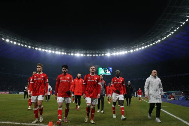 02.12.2025, xrekx, Fussball DFB Pokal 1 8 Finale, Hertha BSC Berlin - 1.FC Kaiserslautern v.l. Spielende FC Kaiserslautern geht zu den Fans Marlon Ritter (1.FC Kaiserslautern) Afeez Aremu (1.FC Kaiserslautern) Torsten Lieberknecht Trainer (1.FC Kaiserslautern) (DFL DFB REGULATIONS PROHIBIT ANY USE OF PHOTOGRAPHS as IMAGE SEQUENCES and or QUASI-VIDEO) Berlin