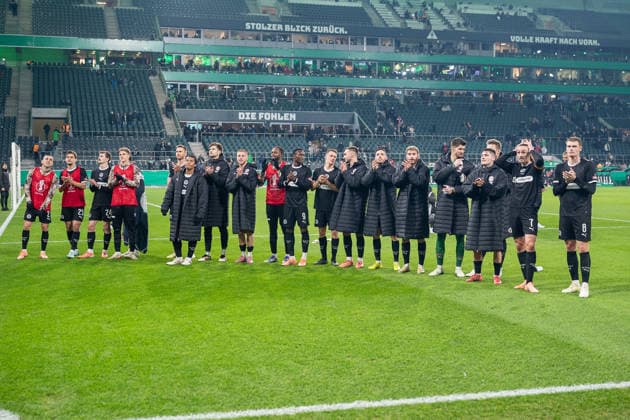 02.12.2025, Fussball: DFB Pokal, Saison 2025 2026, Achtelfinale, Borussia Moenchengladbach vs. FC St. Pauli im Borussia Park in Moenchengladbach. Die Mannschaft feiert vor ihrem Fanblock den Sieg und damit das Weiterkommen im Pokal. Wichtiger Hinweis: Gemaess den Vorgaben der DFL Deutsche Fussball Liga bzw. des DFB Deutscher Fussball-Bund ist es untersagt, in dem Stadion und oder vom Spiel angefertigte Fotoaufnahmen in Form von Sequenzbildern und oder videoaehnlichen Fotostrecken zu verwerten bzw. verwerten zu lassen. Foto: Kirchner-Media Thomas Haesler Copyright: xKirchner-Media ThomasxHaeslerx