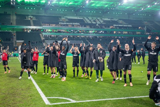 02.12.2025, Fussball: DFB Pokal, Saison 2025 2026, Achtelfinale, Borussia Moenchengladbach vs. FC St. Pauli im Borussia Park in Moenchengladbach. Die Mannschaft feiert vor ihrem Fanblock den Sieg und damit das Weiterkommen im Pokal. Wichtiger Hinweis: Gemaess den Vorgaben der DFL Deutsche Fussball Liga bzw. des DFB Deutscher Fussball-Bund ist es untersagt, in dem Stadion und oder vom Spiel angefertigte Fotoaufnahmen in Form von Sequenzbildern und oder videoaehnlichen Fotostrecken zu verwerten bzw. verwerten zu lassen. Foto: Kirchner-Media Thomas Haesler Copyright: xKirchner-Media ThomasxHaeslerx