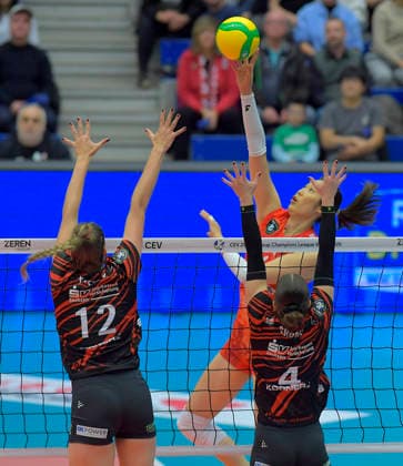 02.12.2025, Ting Zhu lupft über Dresdens Mette Pfeffer und Dresdens Emma Grome, Volleyball, Dresdner SC - Carraro Prosecco DOC Conegliano, Champions League, (c) Dresden