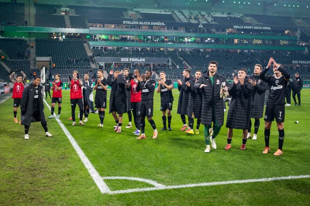 02.12.2025, Fussball: DFB Pokal, Saison 2025 2026, Achtelfinale, Borussia Moenchengladbach vs. FC St. Pauli im Borussia Park in Moenchengladbach. Die Mannschaft feiert vor ihrem Fanblock den Sieg und damit das Weiterkommen im Pokal. Wichtiger Hinweis: Gemaess den Vorgaben der DFL Deutsche Fussball Liga bzw. des DFB Deutscher Fussball-Bund ist es untersagt, in dem Stadion und oder vom Spiel angefertigte Fotoaufnahmen in Form von Sequenzbildern und oder videoaehnlichen Fotostrecken zu verwerten bzw. verwerten zu lassen. Foto: Kirchner-Media Thomas Haesler Copyright: xKirchner-Media ThomasxHaeslerx