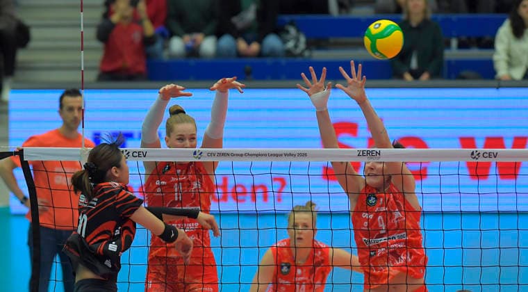 02.12.2025, Dresdens Miku Akimoto bleibt am ital. Block hängen, Volleyball, Dresdner SC - Carraro Prosecco DOC Conegliano, Champions League, (c) Dresden