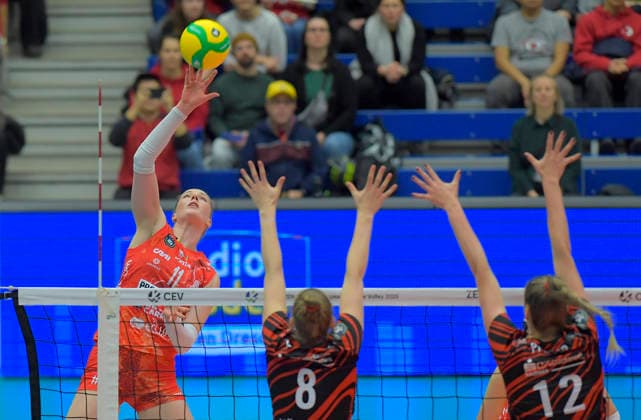 02.12.2025, Isabelle Haak gegen Dresdens Jette Kuipers und Dresdens Mette Pfeffer, Volleyball, Dresdner SC - Carraro Prosecco DOC Conegliano, Champions League, (c) Dresden
