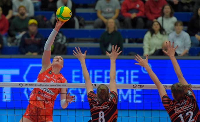 02.12.2025, Isabelle Haak gegen Dresdens Jette Kuipers und Dresdens Mette Pfeffer, Volleyball, Dresdner SC - Carraro Prosecco DOC Conegliano, Champions League, (c) Dresden