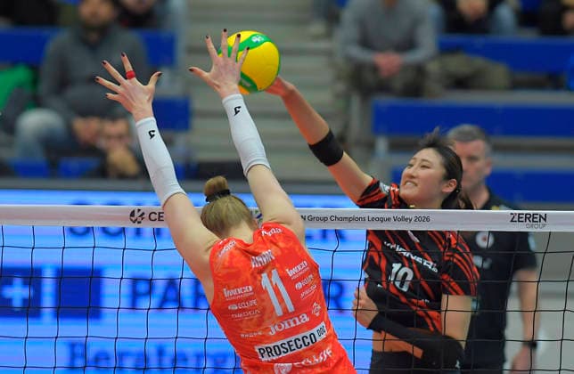02.12.2025, Dresdens Miku Akimoto überwindet Isabelle Haak, Volleyball, Dresdner SC - Carraro Prosecco DOC Conegliano, Champions League, (c) Dresden