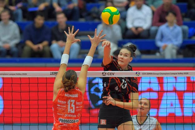 02.12.2025, Dresdens Florentine Rosemann überwindet Matilda Munari, Volleyball, Dresdner SC - Carraro Prosecco DOC Conegliano, Champions League, (c) Dresden