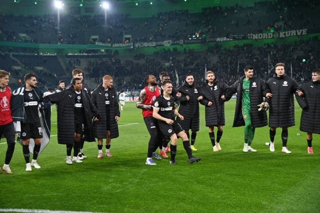 St. Paulis Spieler feiern den Sieg 02.12.2025, Fussball DFB Pokal, Saison 2025 2026, Achtelfinale, Borussia Mönchengladbach - FC St. Pauli DFB regulations prohibit any use of photographs as image sequences and or quasi-video Moenchengladbach Borussia Park Nordrhein Westfalen Deutschland