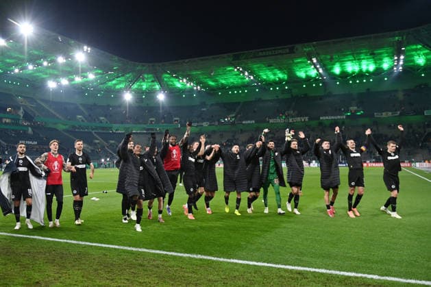 St. Paulis Spieler feiern den Sieg 02.12.2025, Fussball DFB Pokal, Saison 2025 2026, Achtelfinale, Borussia Mönchengladbach - FC St. Pauli DFB regulations prohibit any use of photographs as image sequences and or quasi-video Moenchengladbach Borussia Park Nordrhein Westfalen Deutschland