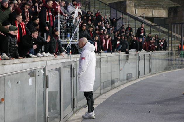 02.12.2025, xrekx, Fussball DFB Pokal 1 8 Finale, Hertha BSC Berlin - 1.FC Kaiserslautern v.l. Spielende FC Kaiserslautern bei den Fans Torsten Lieberknecht Trainer (1.FC Kaiserslautern) (DFL DFB REGULATIONS PROHIBIT ANY USE OF PHOTOGRAPHS as IMAGE SEQUENCES and or QUASI-VIDEO) Berlin