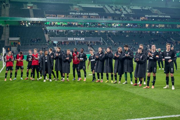 02.12.2025, Fussball: DFB Pokal, Saison 2025 2026, Achtelfinale, Borussia Moenchengladbach vs. FC St. Pauli im Borussia Park in Moenchengladbach. Die Mannschaft feiert vor ihrem Fanblock den Sieg und damit das Weiterkommen im Pokal. Wichtiger Hinweis: Gemaess den Vorgaben der DFL Deutsche Fussball Liga bzw. des DFB Deutscher Fussball-Bund ist es untersagt, in dem Stadion und oder vom Spiel angefertigte Fotoaufnahmen in Form von Sequenzbildern und oder videoaehnlichen Fotostrecken zu verwerten bzw. verwerten zu lassen. Foto: Kirchner-Media Thomas Haesler Copyright: xKirchner-Media ThomasxHaeslerx