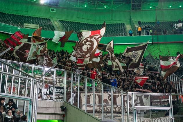 02.12.2025, Fussball: DFB Pokal, Saison 2025 2026, Achtelfinale, Borussia Moenchengladbach vs. FC St. Pauli im Borussia Park in Moenchengladbach. Die Fans feiern den Sieg und damit das Weiterkommen im Pokal. Wichtiger Hinweis: Gemaess den Vorgaben der DFL Deutsche Fussball Liga bzw. des DFB Deutscher Fussball-Bund ist es untersagt, in dem Stadion und oder vom Spiel angefertigte Fotoaufnahmen in Form von Sequenzbildern und oder videoaehnlichen Fotostrecken zu verwerten bzw. verwerten zu lassen. Foto: Kirchner-Media Thomas Haesler Copyright: xKirchner-Media ThomasxHaeslerx