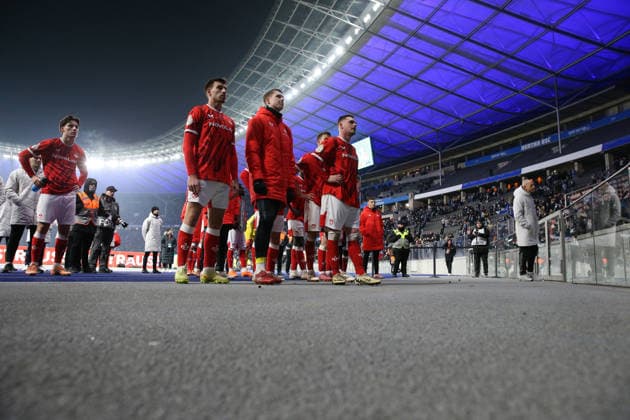 02.12.2025, xrekx, Fussball DFB Pokal 1 8 Finale, Hertha BSC Berlin - 1.FC Kaiserslautern v.l. Spielende FC Kaiserslautern bei den Fans Torsten Lieberknecht Trainer (1.FC Kaiserslautern) (DFL DFB REGULATIONS PROHIBIT ANY USE OF PHOTOGRAPHS as IMAGE SEQUENCES and or QUASI-VIDEO) Berlin