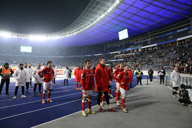 02.12.2025, xrekx, Fussball DFB Pokal 1 8 Finale, Hertha BSC Berlin - 1.FC Kaiserslautern v.l. Spielende FC Kaiserslautern bei den Fans Torsten Lieberknecht Trainer (1.FC Kaiserslautern) (DFL DFB REGULATIONS PROHIBIT ANY USE OF PHOTOGRAPHS as IMAGE SEQUENCES and or QUASI-VIDEO) Berlin
