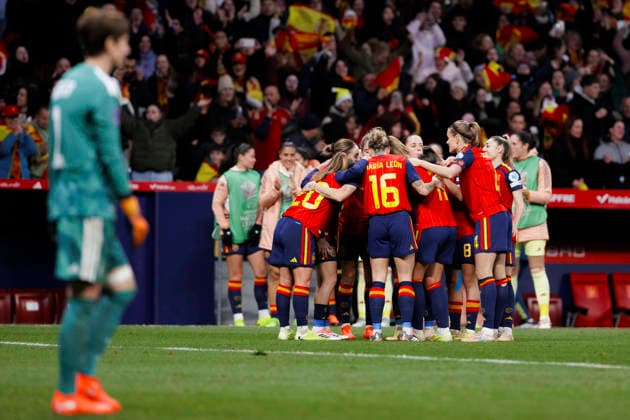 UEFA Women s Nations League final - Spain vs Germany MADRID,SPAIN - 2 December:Several players of Spain Celebrates a goal during the UEFA Women s Nations League final 2025 26 second leg match between Spain and Germany at Riyadh Air Metropolitano Stadium. (Photo by Guille Martinez f22photo) Madrid Riyadh Air Metropolitano Stadium Spain Copyright: xGuillermoxMartinezx