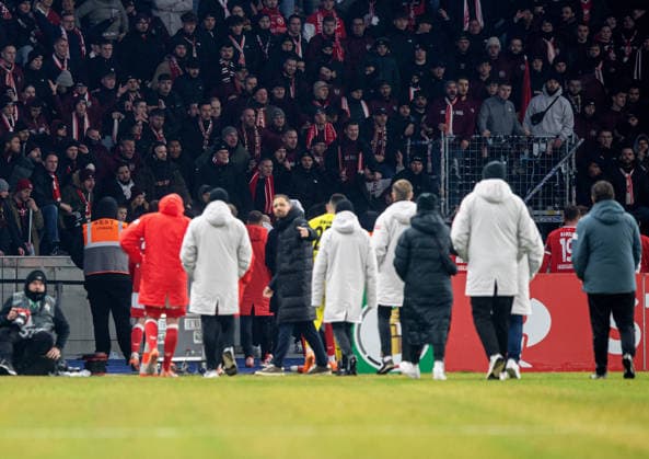 Fußball, Herren, Saison 2025 2026, DFB-Pokal (Achtelfinale), Hertha BSC - 1. FC Kaiserslautern, Spieler und Fans von Kaiserlautern enttäuscht nach Abpfiff, 02.12.2025, Copyright: xSebastianxRäppold MatthiasxKochx