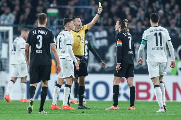 Fußball DFB-Pokal Achtelfinale Borussia Mönchengladbach - FC St. Pauli am 02.12.2025 im Borussia-Park in Mönchengladbach Jackson Irvine ( St. Pauli ), rechts - sieht die gelbe Karte von Schiedsrichter Sven Jablonski ( Bremen ), links DFB regulations prohibit any use of photographs as image sequences and or quasi-video.
