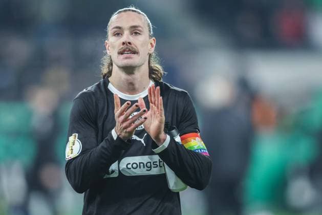 Fußball DFB-Pokal Achtelfinale Borussia Mönchengladbach - FC St. Pauli am 02.12.2025 im Borussia-Park in Mönchengladbach Jackson Irvine ( St. Pauli ) feiert den Sieg DFB regulations prohibit any use of photographs as image sequences and or quasi-video.