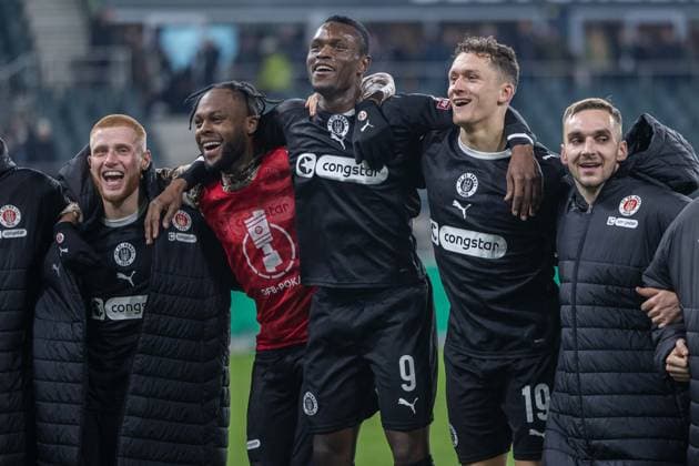 Fußball DFB-Pokal Achtelfinale Borussia Mönchengladbach - FC St. Pauli am 02.12.2025 im Borussia-Park in Mönchengladbach Abdoulie Ceesay ( St. Pauli ), links - Martijn Kaars ( St. Pauli ), rechts - feiern den Sieg DFB regulations prohibit any use of photographs as image sequences and or quasi-video.