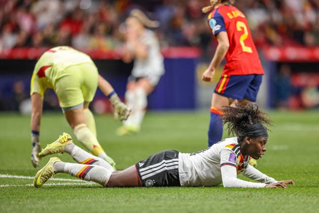 ESP, Madrid, Spanien vs Deutschland, Länderspiel, Fussball, UEFA, Spielzeit 2025 2026, Womens Nations League, Riyadh Air Metropolitano, Finale im Bild: Nicole Anyomi (Deutschland 11) am Boden, Enttäuschung DFB DFL REGULATIONS PROHIBIT ANY USE OF PHOTOGRAPHS AS IMAGE SEQUENCES AND OR QUASI-VIDEO, 02.12.2025 Copyright: HMBxMedia HendrikxHamelau