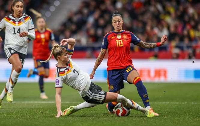 ESP, Madrid, Spanien vs Deutschland, Länderspiel, Fussball, UEFA, Spielzeit 2025 2026, Womens Nations League, Riyadh Air Metropolitano, Finale im Bild v.l.: Giulia Gwinn (Deutschland 7), Jennifer Hermoso (Spanien 10), Zweikampf DFB DFL REGULATIONS PROHIBIT ANY USE OF PHOTOGRAPHS AS IMAGE SEQUENCES AND OR QUASI-VIDEO, 02.12.2025 Copyright: HMBxMedia HendrikxHamelau