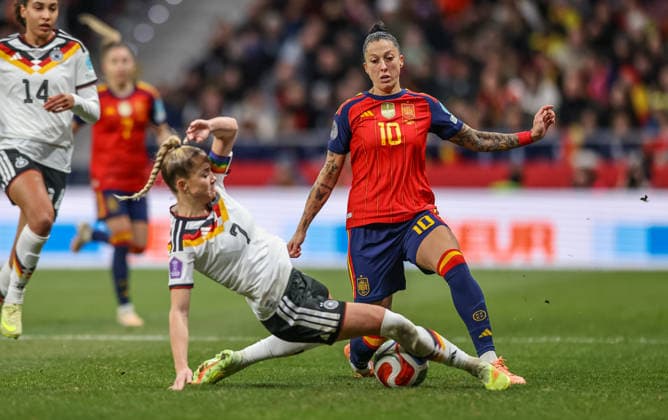 ESP, Madrid, Spanien vs Deutschland, Länderspiel, Fussball, UEFA, Spielzeit 2025 2026, Womens Nations League, Riyadh Air Metropolitano, Finale im Bild v.l.: Giulia Gwinn (Deutschland 7), Jennifer Hermoso (Spanien 10), Zweikampf DFB DFL REGULATIONS PROHIBIT ANY USE OF PHOTOGRAPHS AS IMAGE SEQUENCES AND OR QUASI-VIDEO, 02.12.2025 Copyright: HMBxMedia HendrikxHamelau