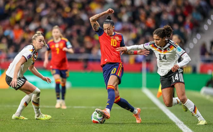 ESP, Madrid, Spanien vs Deutschland, Länderspiel, Fussball, UEFA, Spielzeit 2025 2026, Womens Nations League, Riyadh Air Metropolitano, Finale im Bild v.l.: Jennifer Hermoso (Spanien 10), Cora Zicai (Deutschland 14) DFB DFL REGULATIONS PROHIBIT ANY USE OF PHOTOGRAPHS AS IMAGE SEQUENCES AND OR QUASI-VIDEO, 02.12.2025 Copyright: HMBxMedia HendrikxHamelau