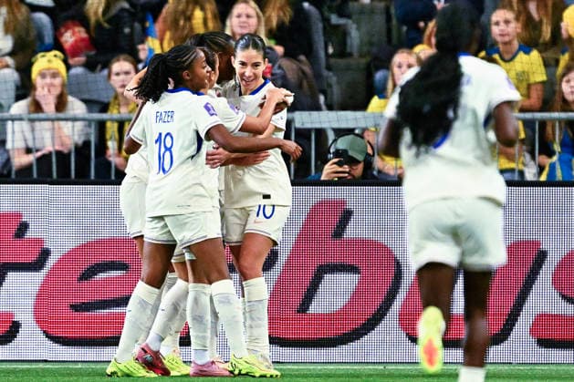 France s Clara Mateo celebrates with the team after her goal, 0-1, during the Nations League bronze medal match between Sweden and France at 3Arena, Stockholm, Sweden December 2, 2025. STOCKHOLM SWEDEN x10030x
