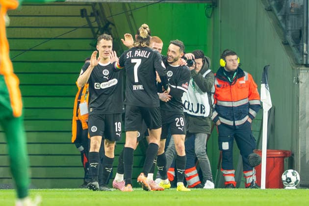 St. Pauli bejubelt das 1:2 VfL Borussia Moenchengladbach vs. FC St. Pauli, Fussball, DFB-Pokal, Achtelfinale, Saison 2025 2026, 02.12.2025 DFB REGULATIONS PROHIBIT ANY USE OF PHOTOGRAPHS AS IMAGE SEQUENCES AND OR QUASI-VIDEO VfL Borussia Moenchengladbach vs. FC St. Pauli, Fussball, DFB-Pokal, Achtelfinale, Saison 2025 2026, 02.12.2025 Moenchengladbach Copyright: xEibner-Pressefoto J.xDerondeaux EP_JDU