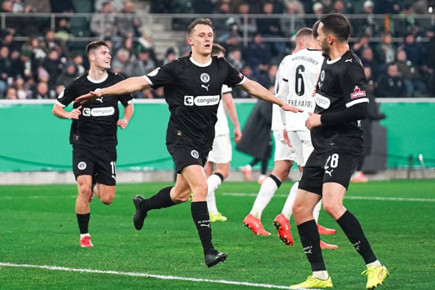 Deutschland: DFB-Pokal 2025 26, Achtelfinale - Borussia Mönchengladbach vs. FC St. Pauli - 02.12.2025 - Borussia-Park (Mönchengladbach, Nord-Rhein-Westfalen) Tor zum 0:1 durch Martijn Kaars (FC St. Pauli, 19) Torjubel Freude über Tor Copyright: xCelinaxLeiersx