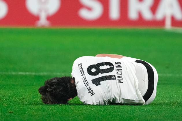 Deutschland: DFB-Pokal 2025 26, Achtelfinale - Borussia Mönchengladbach vs. FC St. Pauli - 02.12.2025 - Borussia-Park (Mönchengladbach, Nord-Rhein-Westfalen) Shuto Machino (18, Borussia Mönchengladbach)nach Foul Copyright: xCelinaxLeiersx