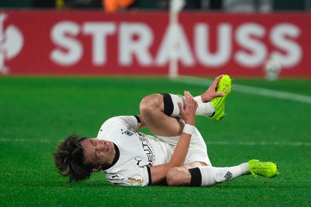 Deutschland: DFB-Pokal 2025 26, Achtelfinale - Borussia Mönchengladbach vs. FC St. Pauli - 02.12.2025 - Borussia-Park (Mönchengladbach, Nord-Rhein-Westfalen) Shuto Machino (18, Borussia Mönchengladbach)nach Foul Copyright: xCelinaxLeiersx