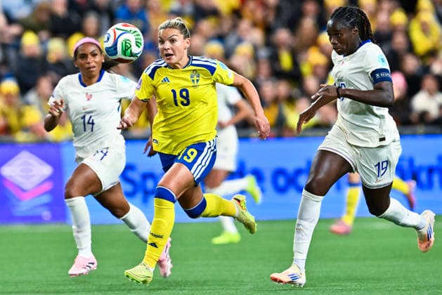 Sweden s Johanna Rytting Kaneryd against France s Perle Morroni and Griedge Mbock Bathy during the Nations League bronze medal match between Sweden and France at 3Arena, Stockholm, Sweden December 2, 2025. STOCKHOLM SWEDEN x10030x